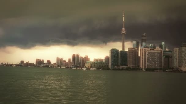 El ferry a Toronto en un día tormentoso — Vídeos de Stock