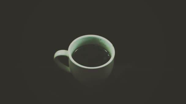 Cube de sucre tombant dans le café 