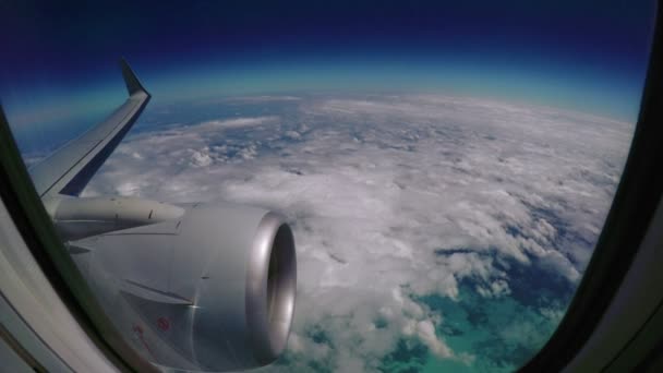 Volando sobre las nubes en un gran avión de pasajeros — Vídeos de Stock