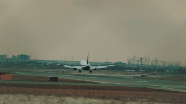 Jumbo Jet aterrissando em uma pista nebulosa — Vídeo de Stock