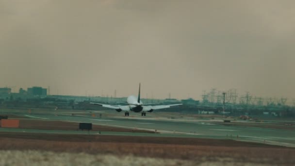 Jumbo-Jet landet auf nebliger Piste — Stockvideo