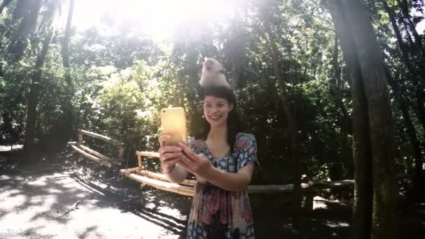 Kobieta próbuje podjąć selfie z małpy — Wideo stockowe