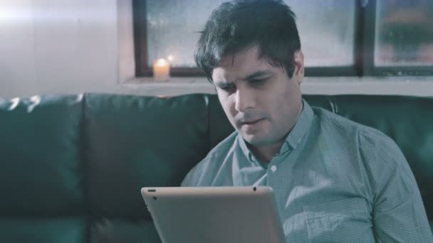 Homem usando tablet recebe más notícias — Vídeo de Stock