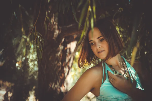 Jolie fille sous la couronne de l'arbre — Photo