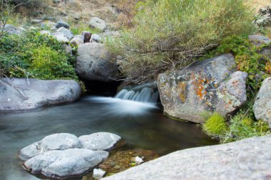 Creek Karakul yakınındaki dağlarda
