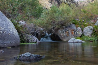 Dağlarda küçük bir şelale