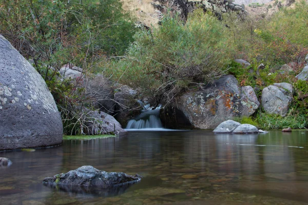Dağlarda küçük bir şelale