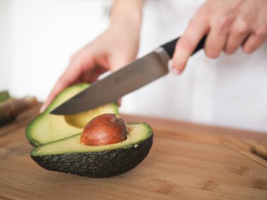 Genç kadın beslenme uzmanı. Sağlıklı yemek, sağlıklı yemek, yemek hazırlayan kadın.