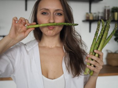 Genç kadın beslenme uzmanı. Sağlıklı yemek, sağlıklı yemek, yemek hazırlayan kadın.