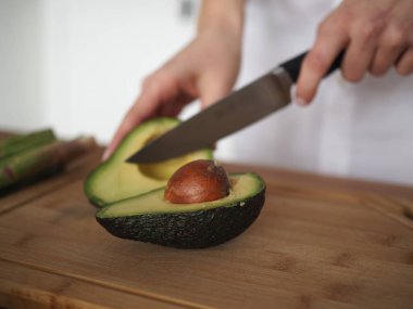 Genç kadın beslenme uzmanı. Sağlıklı yemek, sağlıklı yemek, yemek hazırlayan kadın.