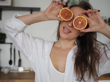 Genç kadın beslenme uzmanı. Sağlıklı yemek, sağlıklı yemek, yemek hazırlayan kadın.