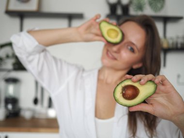 Genç kadın beslenme uzmanı. Sağlıklı yemek, sağlıklı yemek, yemek hazırlayan kadın.