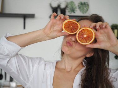 Genç kadın beslenme uzmanı. Sağlıklı yemek, sağlıklı yemek, yemek hazırlayan kadın.