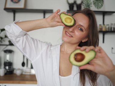 Genç kadın beslenme uzmanı. Sağlıklı yemek, sağlıklı yemek, yemek hazırlayan kadın.