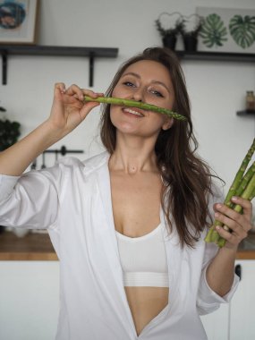 Genç kadın beslenme uzmanı. Sağlıklı yemek, sağlıklı yemek, yemek hazırlayan kadın.