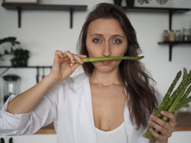 Genç kadın beslenme uzmanı. Sağlıklı yemek, sağlıklı yemek, yemek hazırlayan kadın.