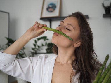 Genç kadın beslenme uzmanı. Sağlıklı yemek, sağlıklı yemek, yemek hazırlayan kadın.