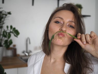 Genç kadın beslenme uzmanı. Sağlıklı yemek, sağlıklı yemek, yemek hazırlayan kadın.