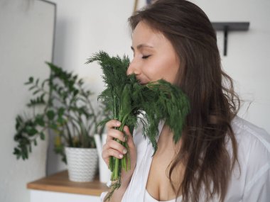 Genç kadın beslenme uzmanı. Sağlıklı yemek, sağlıklı yemek, yemek hazırlayan kadın.
