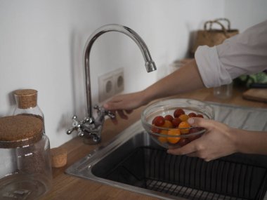 Genç kadın beslenme uzmanı. Sağlıklı yemek, sağlıklı yemek, yemek hazırlayan kadın.