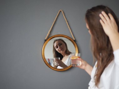 Genç kadın beslenme uzmanı. Sağlıklı yemek, sağlıklı yemek, kadın su içiyor, su dengesi.