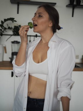 Genç kadın beslenme uzmanı. sağlıklı yiyecekler, sağlıklı yiyecekler, kendine kahvaltı hazırlar, vitaminler, meyveler, sebzeler.