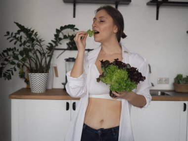 Genç kadın beslenme uzmanı. sağlıklı yiyecekler, sağlıklı yiyecekler, kendine kahvaltı hazırlar, vitaminler, meyveler, sebzeler.