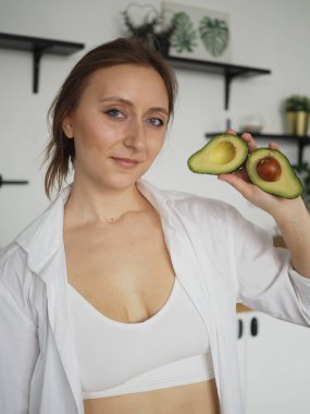 Genç kadın beslenme uzmanı. sağlıklı yiyecekler, sağlıklı yiyecekler, kendine kahvaltı hazırlar, vitaminler, meyveler, sebzeler.