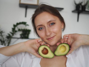 Genç kadın beslenme uzmanı. sağlıklı yiyecekler, sağlıklı yiyecekler, kendine kahvaltı hazırlar, vitaminler, meyveler, sebzeler.