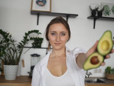 Genç kadın beslenme uzmanı. sağlıklı yiyecekler, sağlıklı yiyecekler, kendine kahvaltı hazırlar, vitaminler, meyveler, sebzeler.