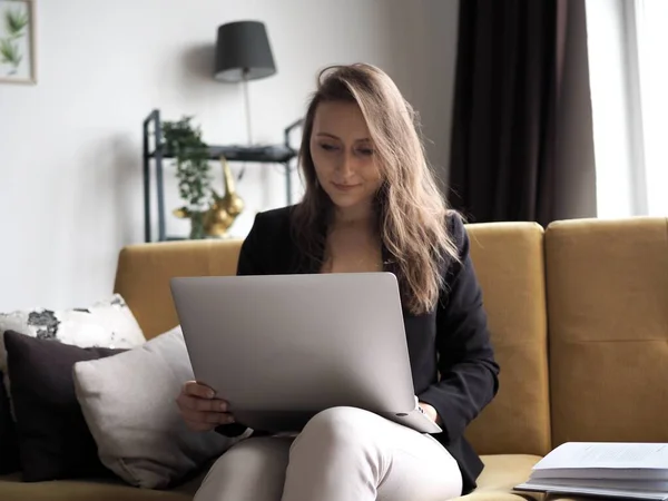 Mujer Joven Que Trabaja Una Computadora Desde Casa Trabajo Remoto — Foto de Stock