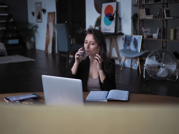 Mujer Joven Que Trabaja Una Computadora Desde Casa Trabajo Remoto — Foto de Stock