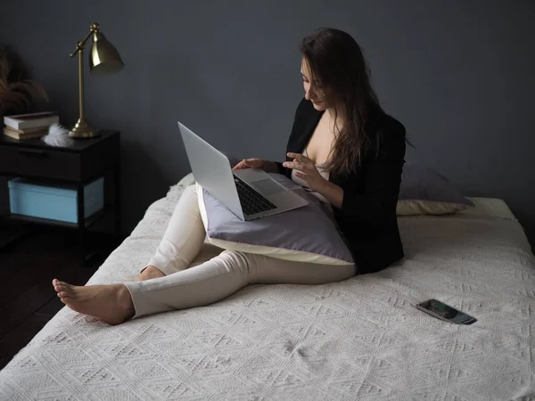 Молодая Женщина Работает Компьютером Дома Удаленная Работа — стоковое фото