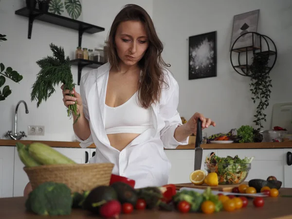 Mladá Žena Odbornice Výživu Zdravé Jídlo Zdravé Jídlo Žena Připravuje — Stock fotografie