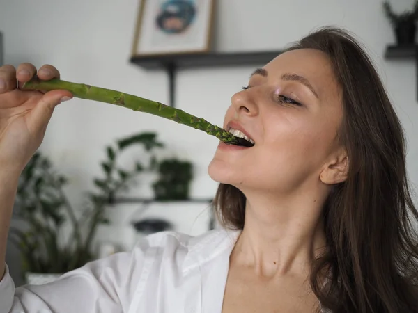 Genç Kadın Beslenme Uzmanı Sağlıklı Yemek Sağlıklı Yemek Yemek Hazırlayan — Stok fotoğraf