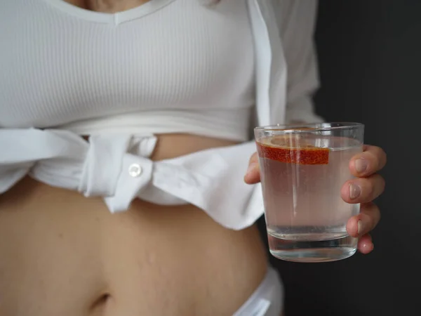 Żywicielka Młodej Kobiety Zdrowa Żywność Zdrowe Jedzenie Kobieta Pije Wodę — Zdjęcie stockowe