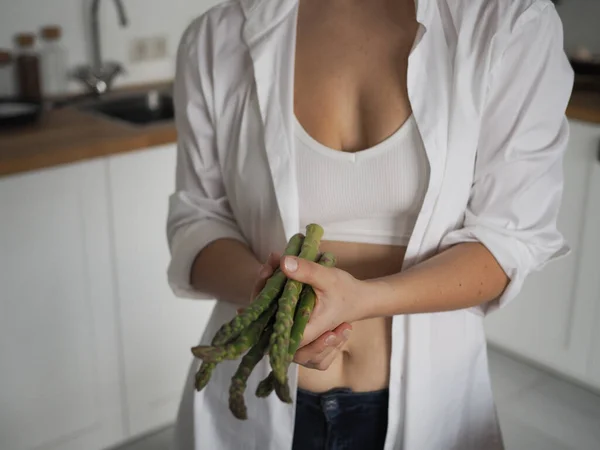 Young Woman Nutritionist Healthy Food Wholesome Food Prepares Breakfast Himself — 스톡 사진