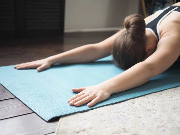 Giovane Donna Pratica Yoga Casa Pratica Respirazione Stretching Meditazione — Foto Stock