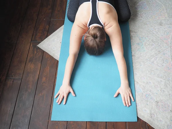 Giovane Donna Pratica Yoga Casa Pratica Respirazione Stretching Meditazione — Foto Stock