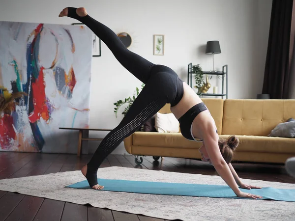 Giovane Donna Pratica Yoga Casa Pratica Respirazione Stretching Meditazione — Foto Stock