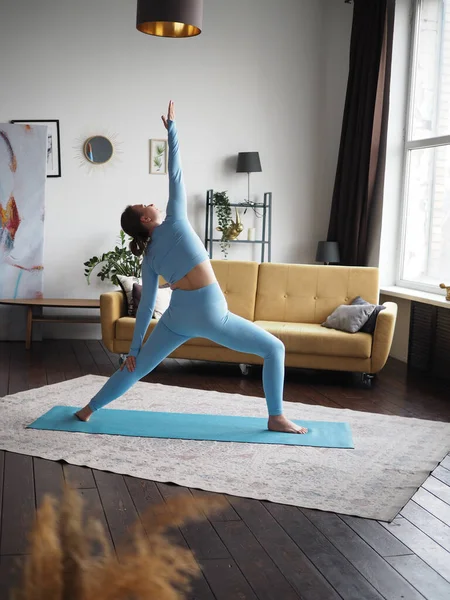 Giovane Donna Pratica Yoga Casa Pratica Respirazione Stretching Meditazione — Foto Stock