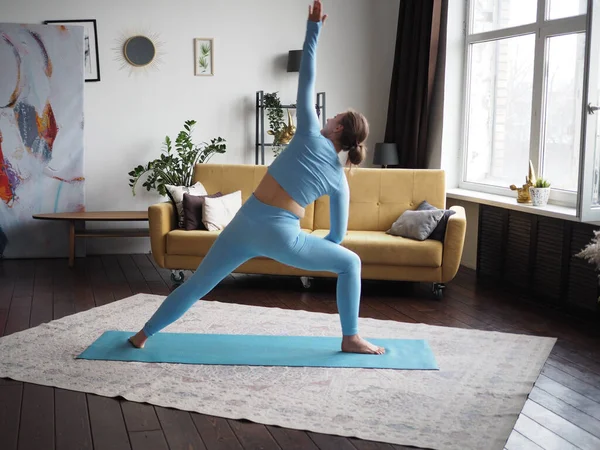 Giovane Donna Pratica Yoga Casa Pratica Respirazione Stretching Meditazione — Foto Stock