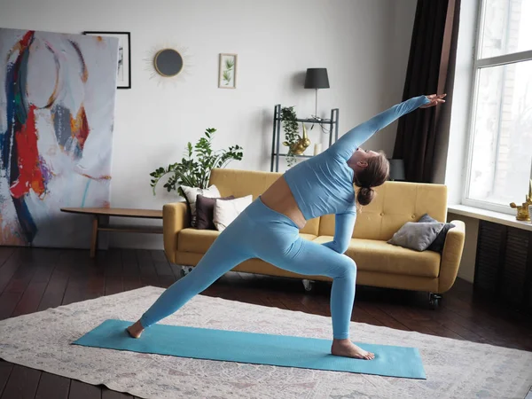 Giovane Donna Pratica Yoga Casa Pratica Respirazione Stretching Meditazione — Foto Stock