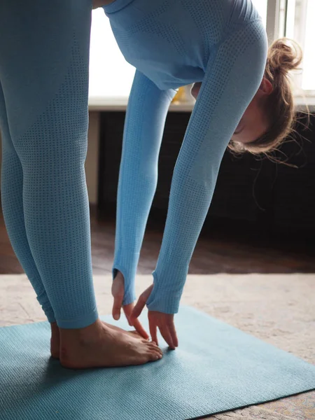 Giovane Donna Pratica Yoga Casa Pratica Respirazione Stretching Meditazione — Foto Stock