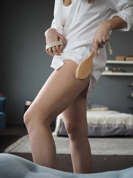 Jovem Fazendo Rosto Massagem Corporal Massagem Celulite Com Uma Escova — Fotografia de Stock
