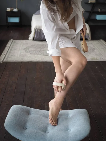 Ung Kvinna Gör Ansikte Kroppsmassage Celluliter Massage Med Torr Borste — Stockfoto