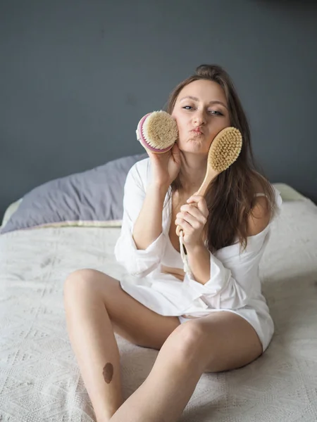 若い女性が顔 ボディマッサージ 乾いたブラシで抗セルライトマッサージ — ストック写真