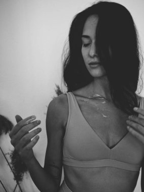 Kadın vücudu, güzel estetik, çatlaklar, detaylar, yağ ve krem.