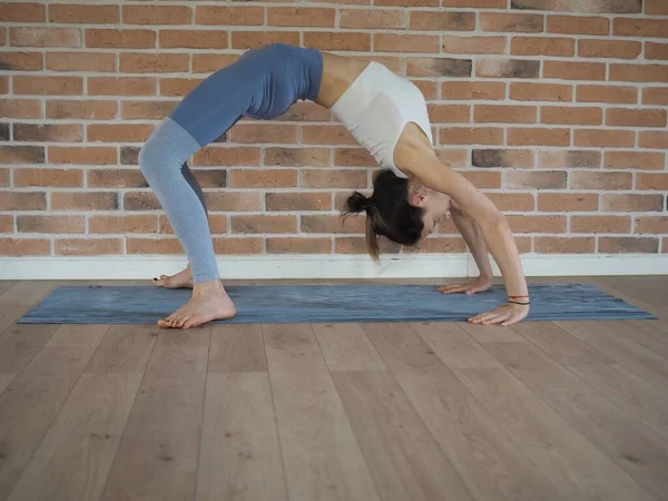 Giovane Donna Snella Che Yoga Insegnante Yoga Ginnastica Allenamento Flessibilità — Foto Stock