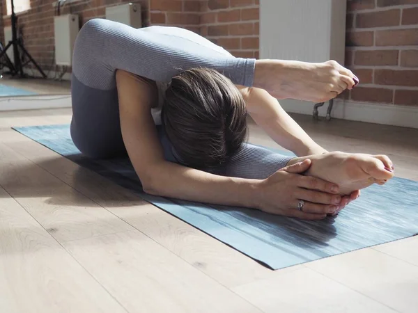 Giovane Donna Snella Che Yoga Insegnante Yoga Ginnastica Allenamento Flessibilità — Foto Stock